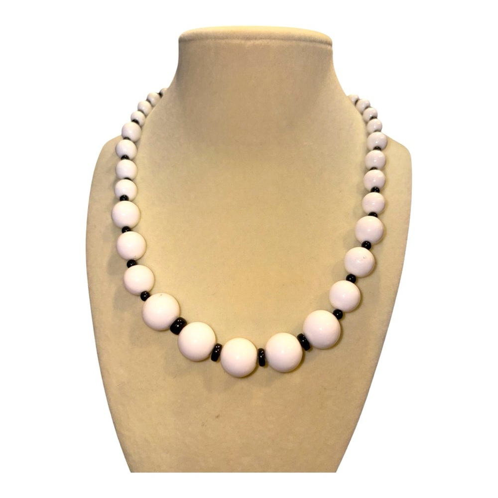 Worthington graduated white beaded necklace w/black spacers. Retro vibes. JB1